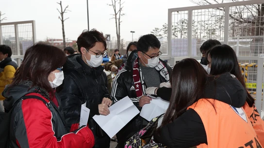 Aficionados entrando a un partido de fútbol protegiéndose del coronavirus Aficionados entrando a un partido de fútbol protegiéndose del coronavirus