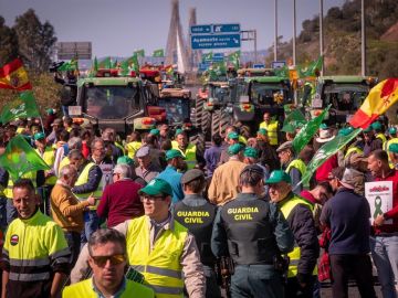 Agricultores junto a parte del más de un centenar de tractores y otros vehículos agrícolas durante el corte de tráfico en la autovía A-49corta la frontera con Portugal en Huelva Agricultores junto a parte del más de un centenar de tractores y otros vehículos agrícolas durante el corte de tráfico en la autovía A-49corta la frontera con Portugal en Huelva