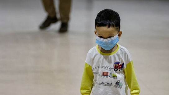 Un ni&ntilde;o con una mascarilla para protegerse del coronavirus