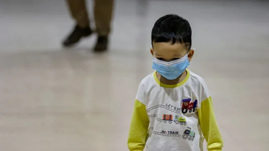 Un niño con una mascarilla para protegerse del coronavirus Un niño con una mascarilla para protegerse del coronavirus