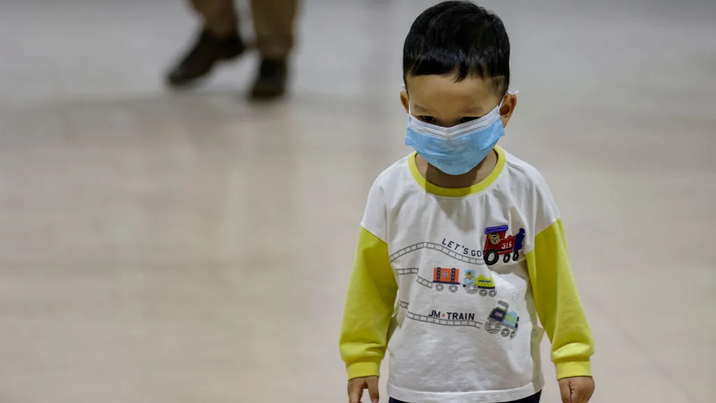 Un niño con una mascarilla para protegerse del coronavirus