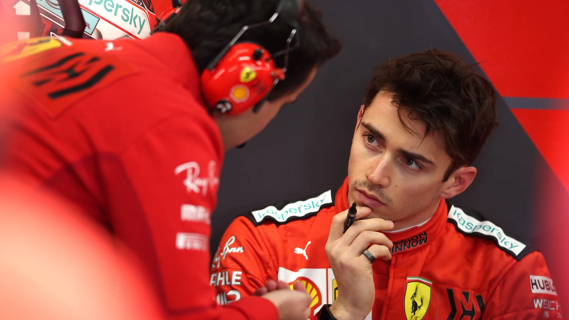 Charles Leclerc en el box de Ferrari 