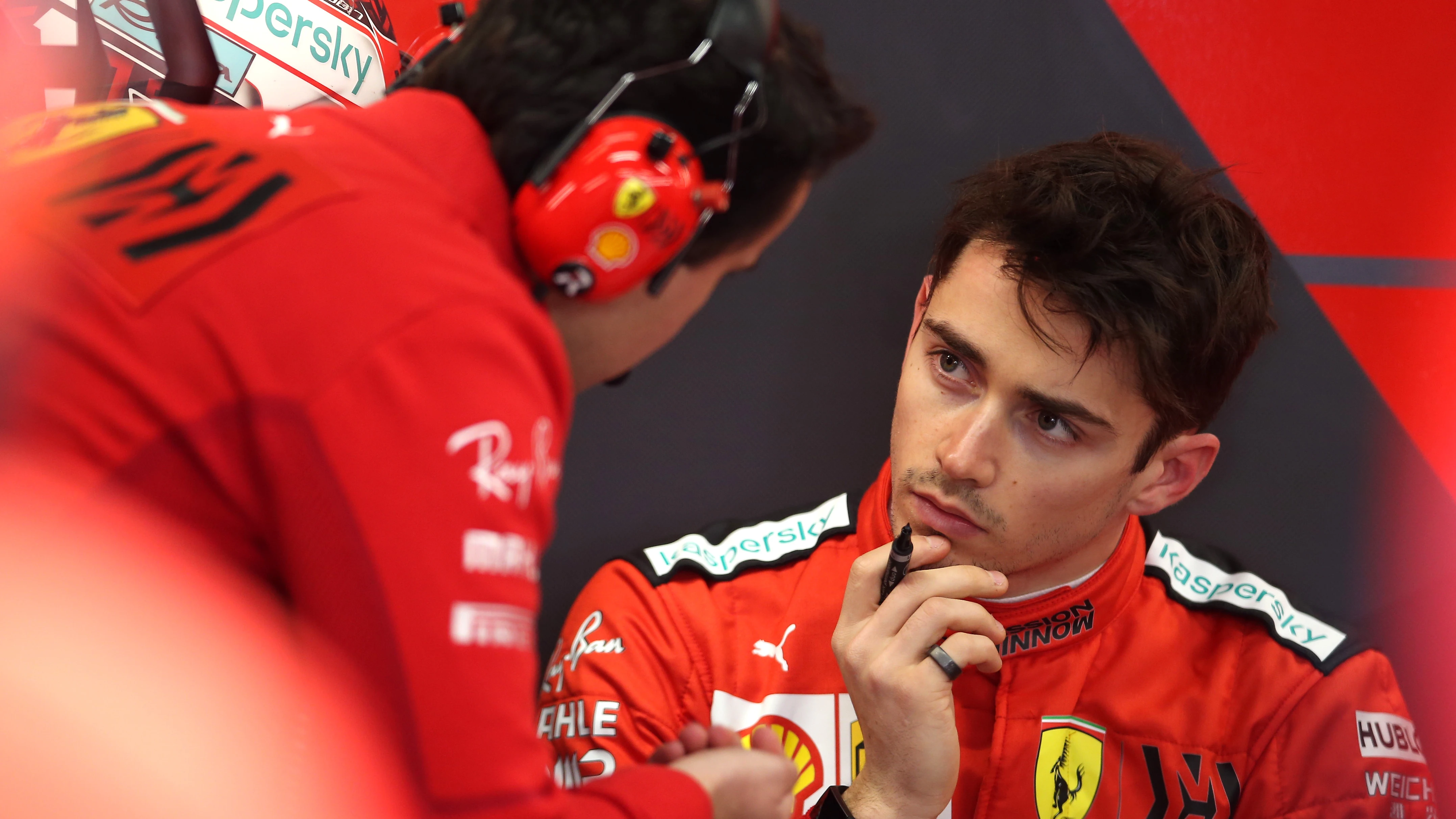 Charles Leclerc en el box de Ferrari 