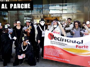 Vecinos de la calle Santa Ana protestan contra el fondo buitre que compró su edificio. Vecinos de la calle Santa Ana protestan contra el fondo buitre que compró su edificio.