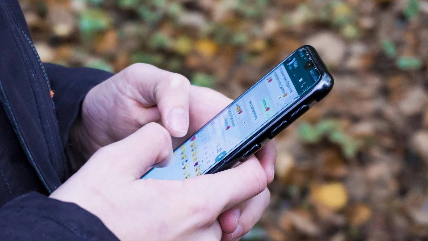 Un hombre hablando por Whatsapp Un hombre hablando por Whatsapp
