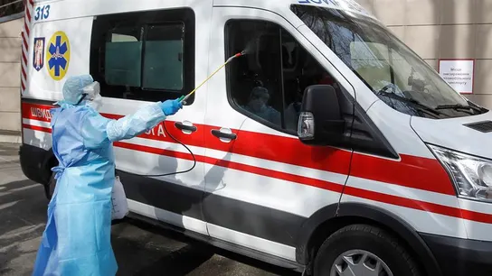 Desinfectan una ambulancia en Kiev, Ucrania Desinfectan una ambulancia en Kiev, Ucrania