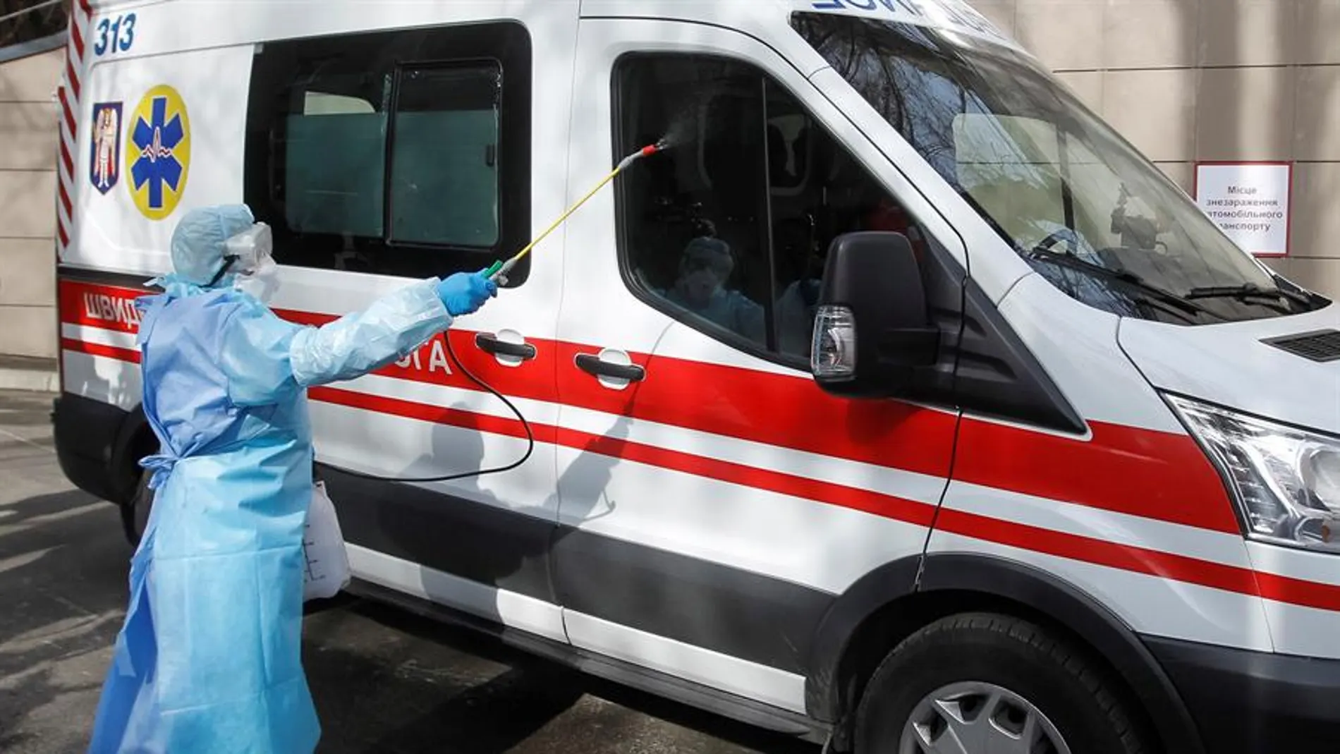 Desinfectan una ambulancia en Kiev, Ucrania