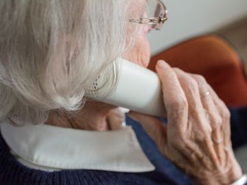 Una anciana hablando por teléfono Una anciana hablando por teléfono