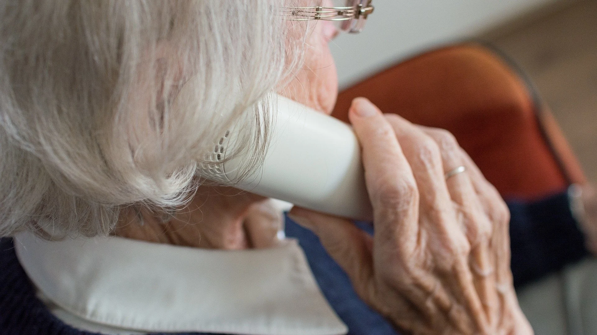 Una anciana hablando por teléfono