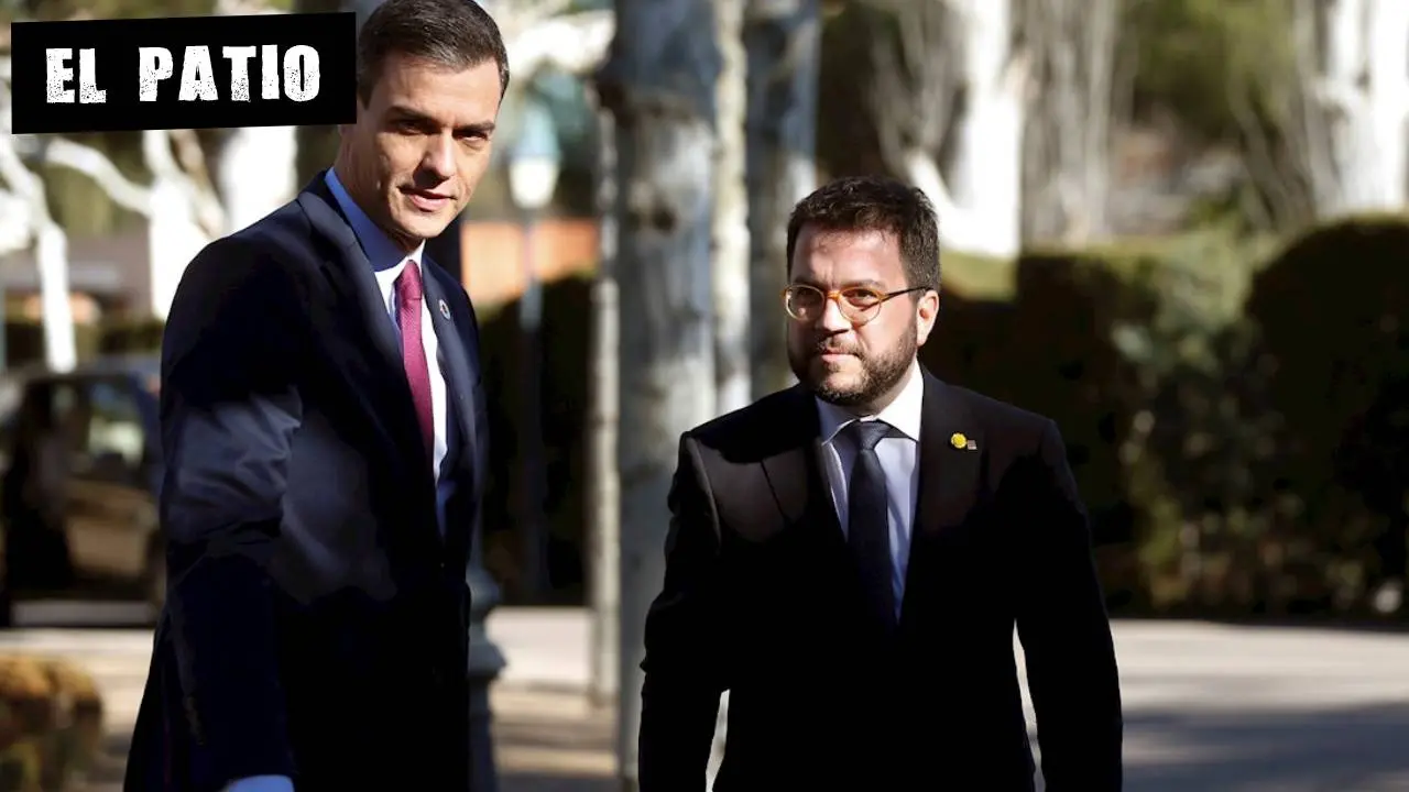 Pedro Sánchez con Pere Navarro (ERC) a su llegada a la mesa de diálogo. El patio