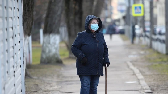 Mujer con mascarilla en plena alerta por coronavirus Mujer con mascarilla en plena alerta por coronavirus