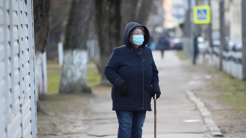 Mujer con mascarilla en plena alerta por coronavirus