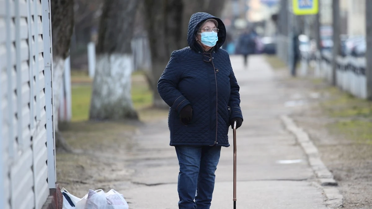 Mujer con mascarilla en plena alerta por coronavirus