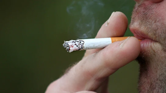 Persona fumando. Persona fumando.
