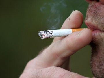Persona fumando. Persona fumando.