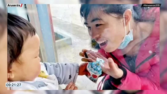 El conmovedor momento en el que una enfermera que lucha contra el coronavirus da un beso a su hijo a través de un cristal El conmovedor momento en el que una enfermera que lucha contra el coronavirus da un beso a su hijo a través de un cristal