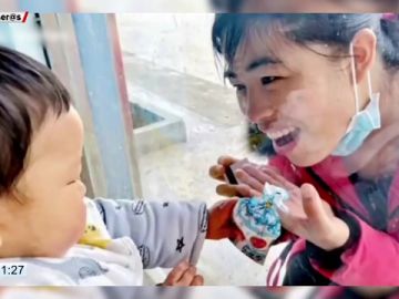 El conmovedor momento en el que una enfermera que lucha contra el coronavirus da un beso a su hijo a través de un cristal El conmovedor momento en el que una enfermera que lucha contra el coronavirus da un beso a su hijo a través de un cristal