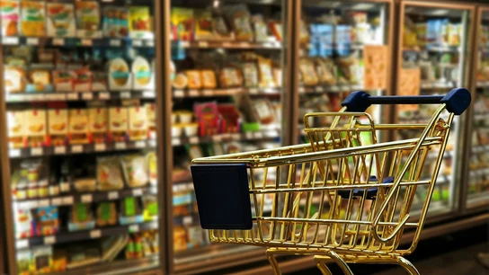 Un carro de la compra en el supermercado Un carro de la compra en el supermercado