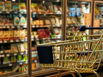 Un carro de la compra en el supermercado Un carro de la compra en el supermercado