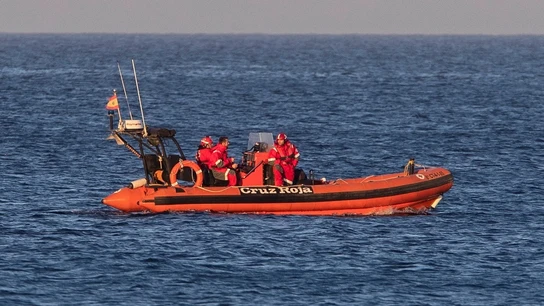 Imagen de miembros de la Cruz Roja participando en las labores de búsqueda del piloto en La Manga Imagen de miembros de la Cruz Roja participando en las labores de búsqueda del piloto en La Manga