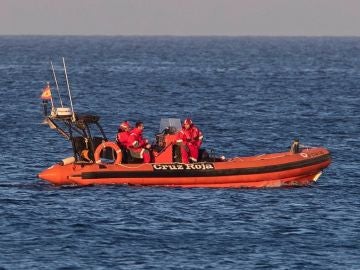 Imagen de miembros de la Cruz Roja participando en las labores de búsqueda del piloto en La Manga Imagen de miembros de la Cruz Roja participando en las labores de búsqueda del piloto en La Manga