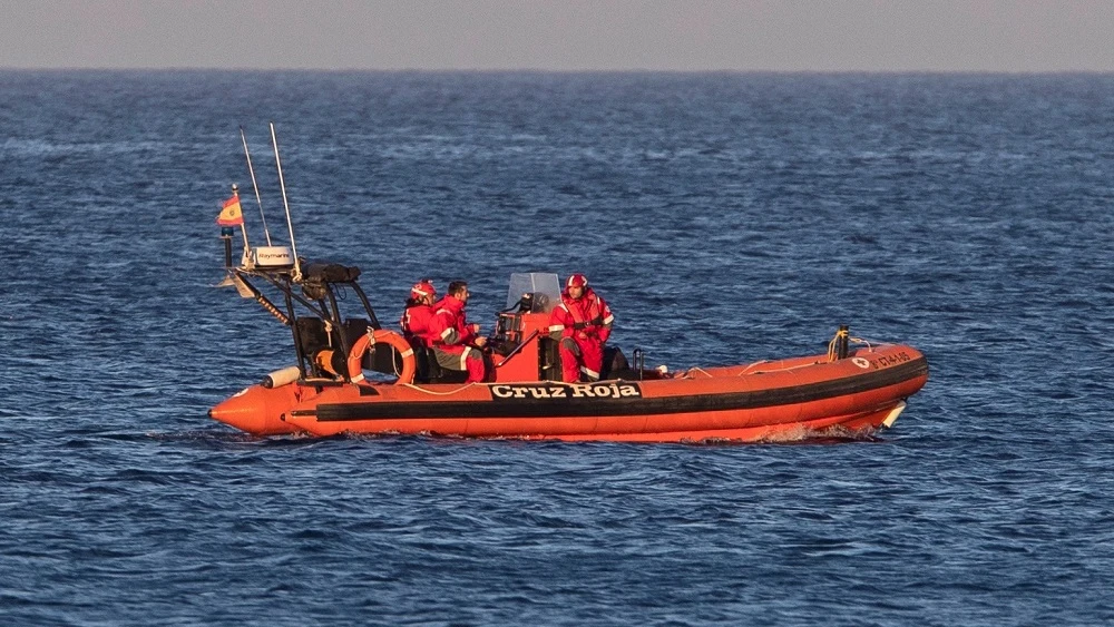 Imagen de miembros de la Cruz Roja participando en las labores de búsqueda del piloto en La Manga