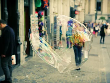 ¿Cómo puede una lámina tan fina contener aire sin romperse? ¿Cómo puede una lámina tan fina contener aire sin romperse?