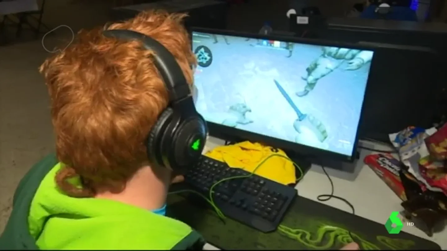 Imagen de un joven jugando Imagen de un joven jugando