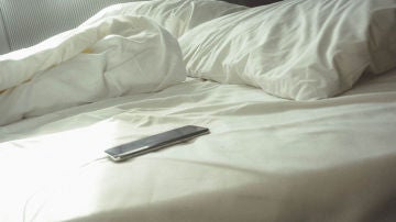 Móvil en la cama