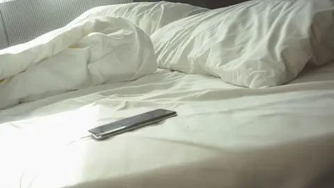 Móvil en la cama Móvil en la cama