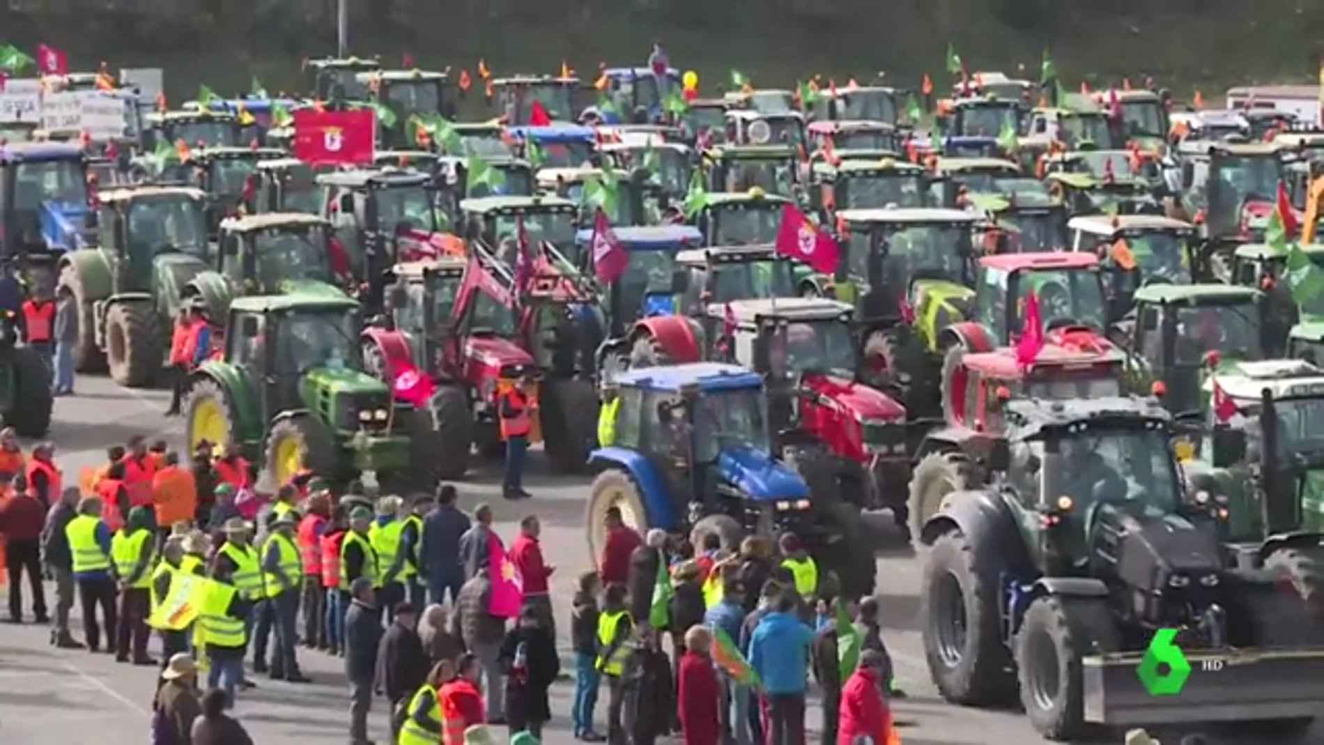 Los tractores de los agricultores toman León y Santander en una nueva protesta