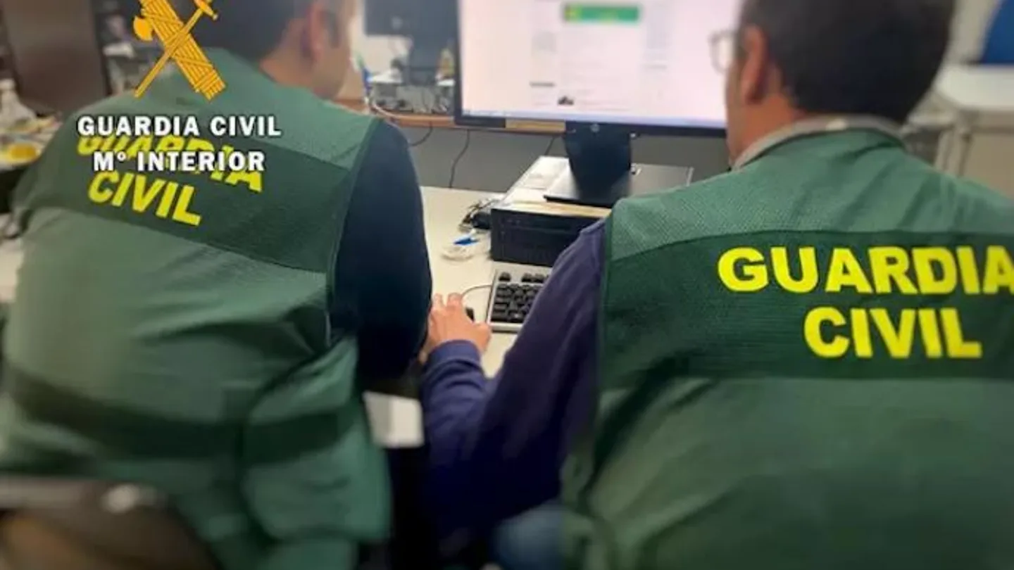 Agentes de la Guardia Civil durante la investigación en la "Operación Encaleta" Agentes de la Guardia Civil durante la investigación en la "Operación Encaleta"
