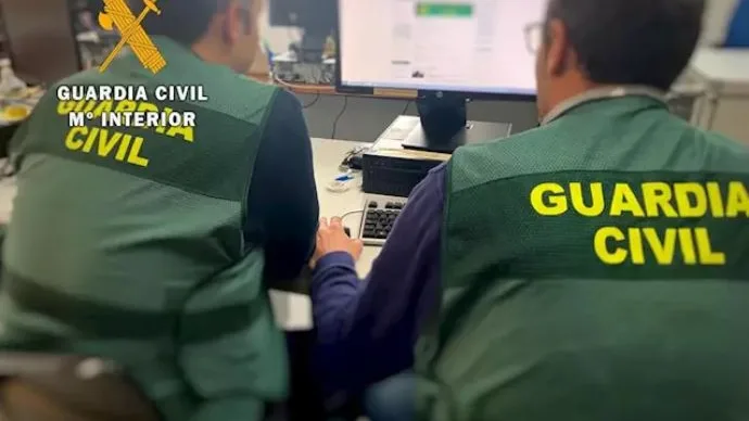 Agentes de la Guardia Civil durante la investigación en la "Operación Encaleta"