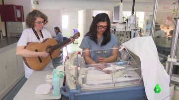 Cantar y tocar como 'medicina': así beneficia a un bebé (y a sus padres) los efectos de la musicoterapia