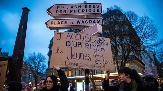 Manifestantes protestan contra el éxito de Polanski, acusado de violar a varias mujeres, en los Premios César Manifestantes protestan contra el éxito de Polanski, acusado de violar a varias mujeres, en los Premios César