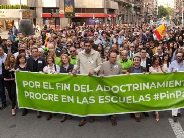 Los diputados de Vox en el Congreso por Murcia Lourdes Méndez y Luis Gestoso, entre otros dirigentes del partido en Murcia durante la manifestación celebrada contra el veto parental Los diputados de Vox en el Congreso por Murcia Lourdes Méndez y Luis Gestoso, entre otros dirigentes del partido en Murcia durante la manifestación celebrada contra el veto parental