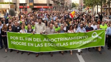 Los diputados de Vox en el Congreso por Murcia Lourdes Méndez y Luis Gestoso, entre otros dirigentes del partido en Murcia durante  la manifestación celebrada contra el veto parental