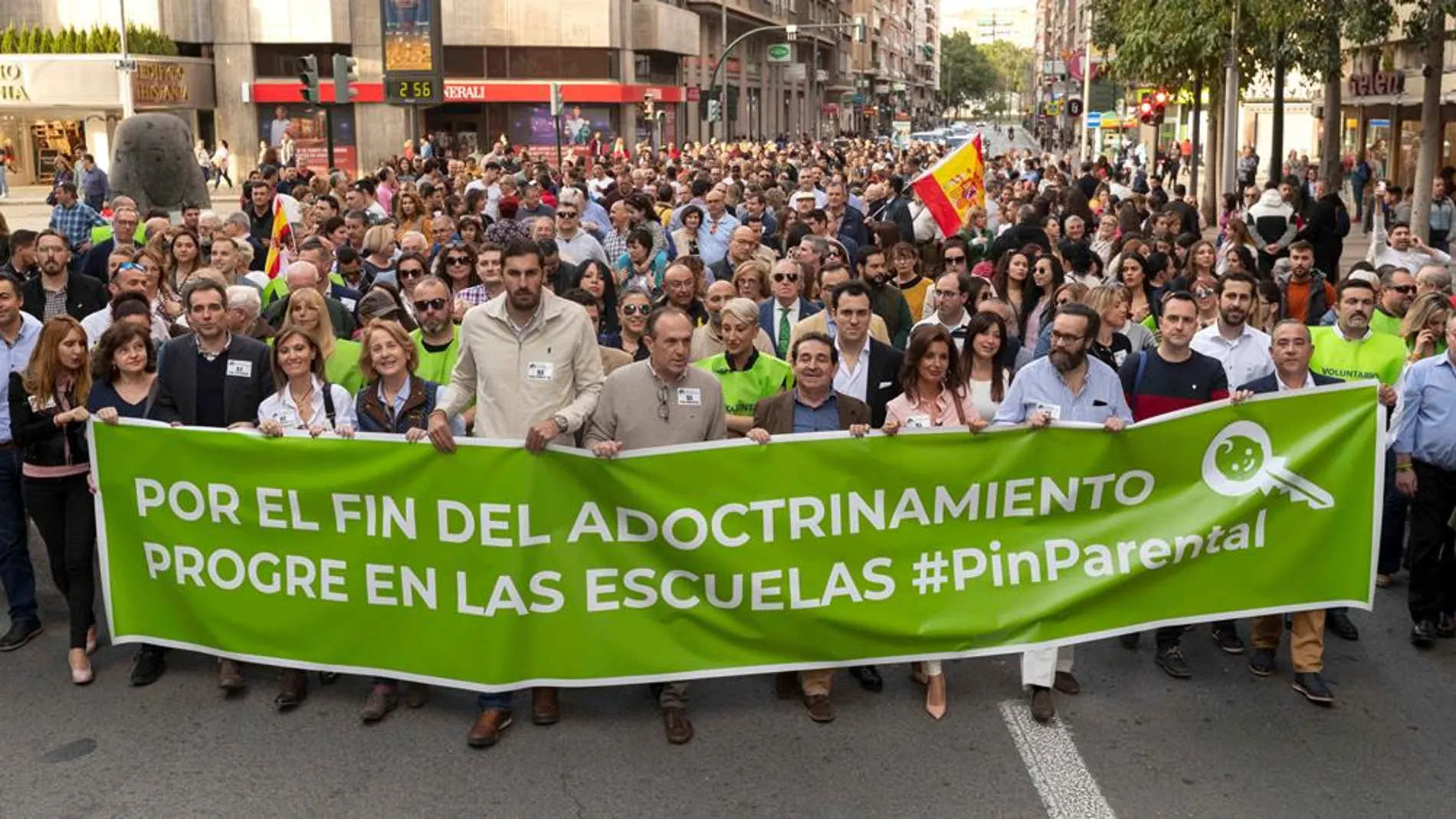 Los diputados de Vox en el Congreso por Murcia Lourdes Méndez y Luis Gestoso, entre otros dirigentes del partido en Murcia durante la manifestación celebrada contra el veto parental