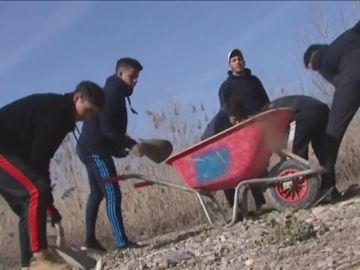 Un grupo de menores no acompañados trabajan a destajo para reparar los daños causados por el temporal Un grupo de menores no acompañados trabajan a destajo para reparar los daños causados por el temporal