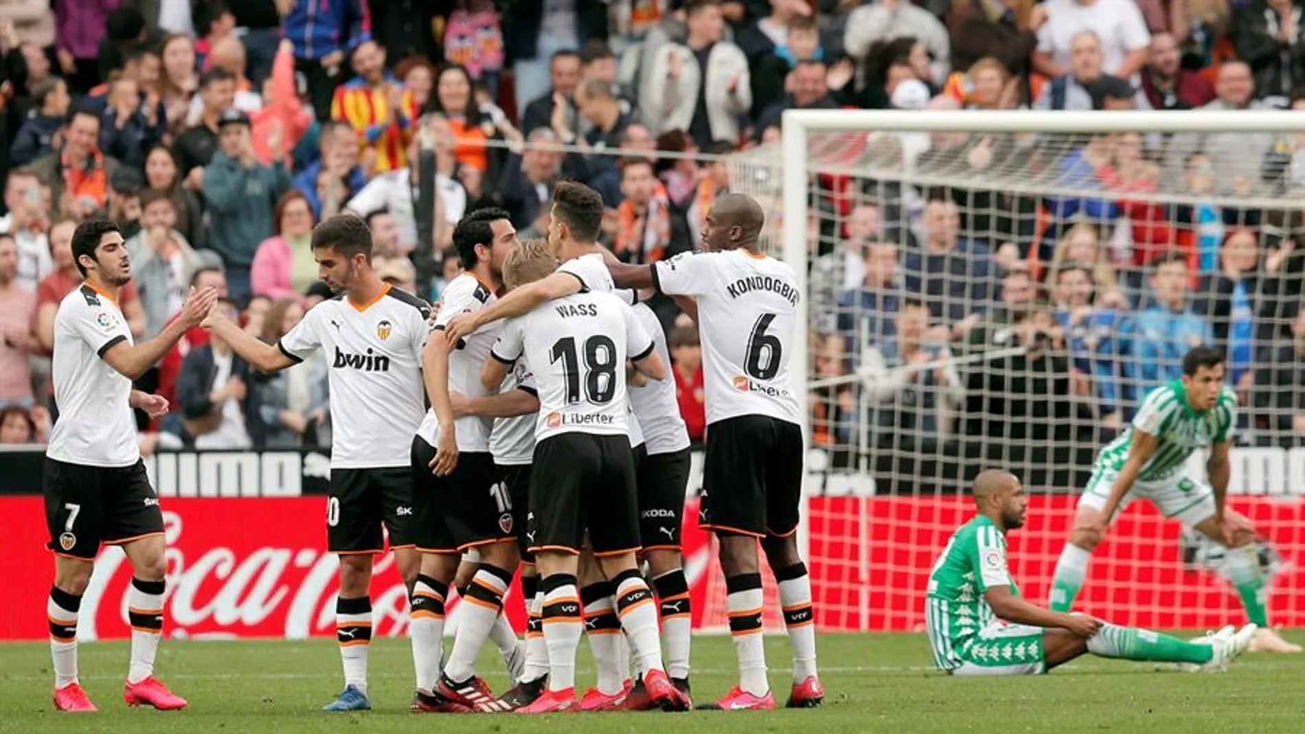 Los futbolistas del Valencia celebran un gol en Mestalla.