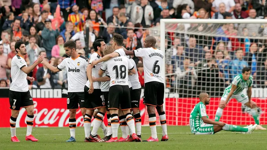 Los futbolistas del Valencia celebran un gol en Mestalla.