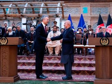 El presidente afgano Ashraf Ghani y el secretario general de la OTAN, Jens Stoltenberg El presidente afgano Ashraf Ghani y el secretario general de la OTAN, Jens Stoltenberg