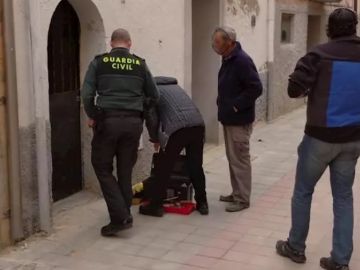 Un cerrajero abre el domicilio en el que estaba atrapada una mujer de 96 años en Marcilla Un cerrajero abre el domicilio en el que estaba atrapada una mujer de 96 años en Marcilla