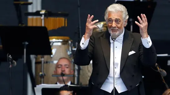 El tenor español Plácido Domingo en una actuación El tenor español Plácido Domingo en una actuación