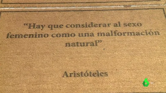 'Felpudos', la obra que te obliga a limpiarte los pies de machismo antes de entrar a la feria de arte más feminista de Madrid 'Felpudos', la obra que te obliga a limpiarte los pies de machismo antes de entrar a la feria de arte más feminista de Madrid