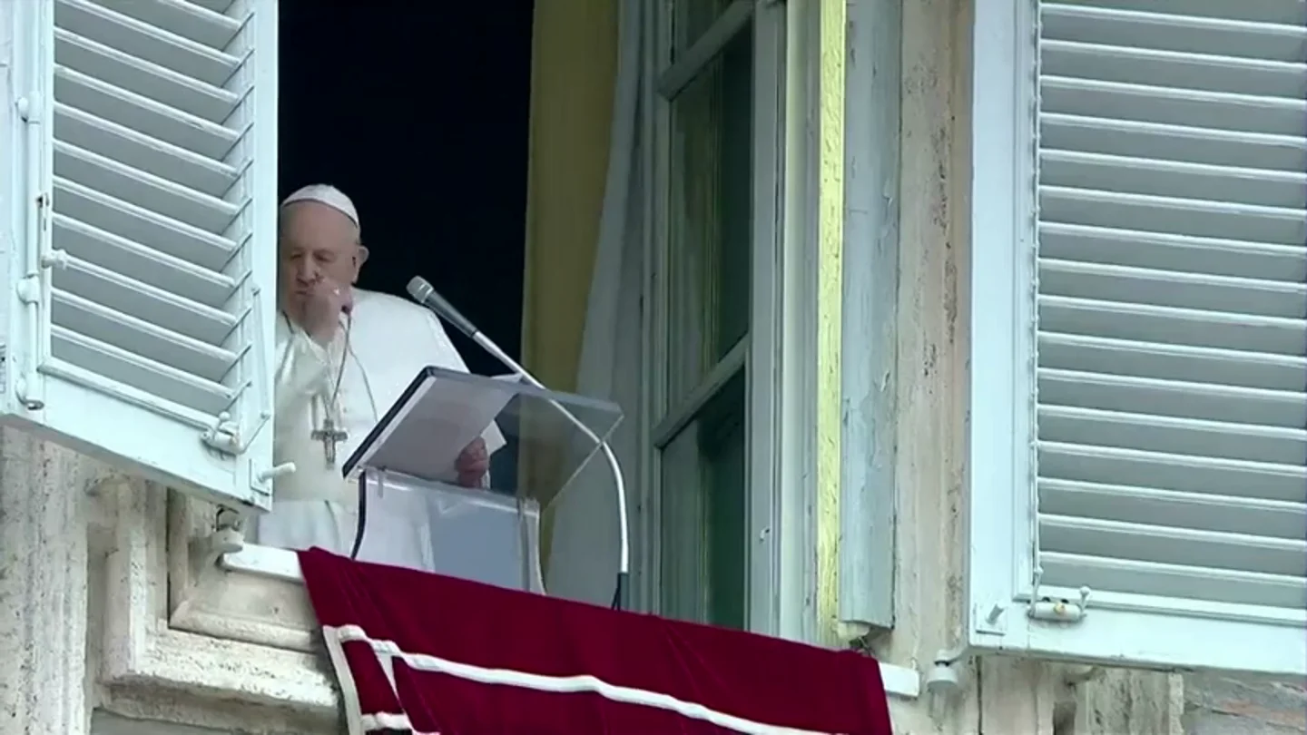 La imagen del papa que ha hecho saltar las alarmas: tose durante el rezo del Angelus en plena crisis por el coronavirus en Italia La imagen del papa que ha hecho saltar las alarmas: tose durante el rezo del Angelus en plena crisis por el coronavirus en Italia