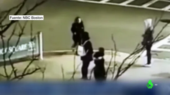 Imagen de la agresión captada por una cámara de seguridad Imagen de la agresión captada por una cámara de seguridad