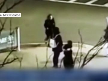 Imagen de la agresión captada por una cámara de seguridad Imagen de la agresión captada por una cámara de seguridad