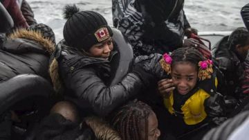 Imagen de migrantes llegando a Lesbos desde Turquía.