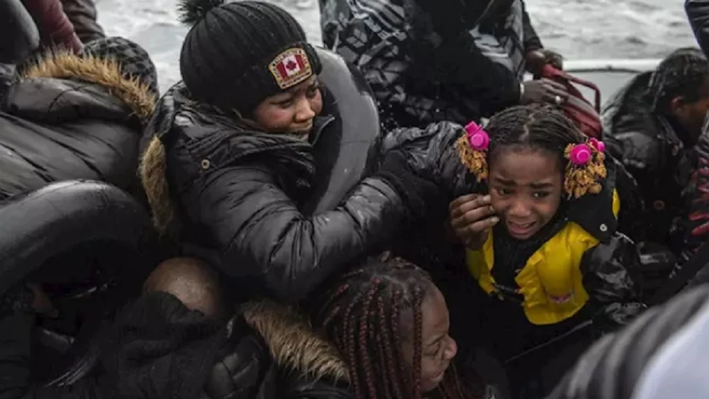 Imagen de migrantes llegando a Lesbos desde Turquía.